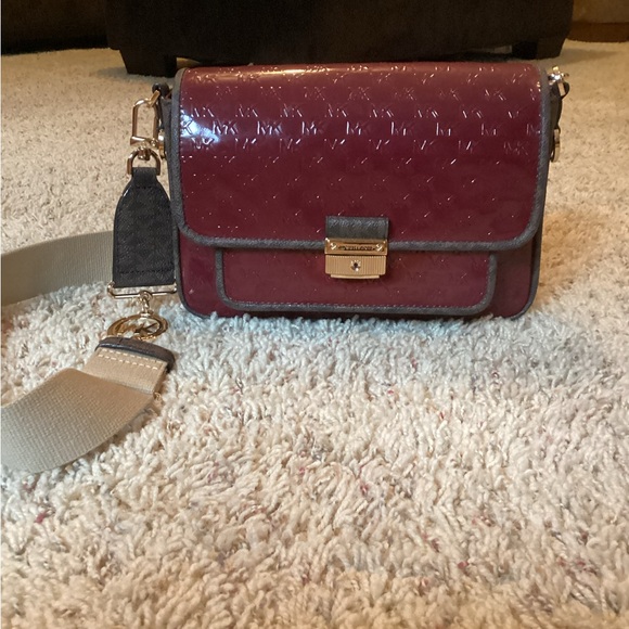 Elegant Burgundy Crossbody Bag - Picture 1 of 3